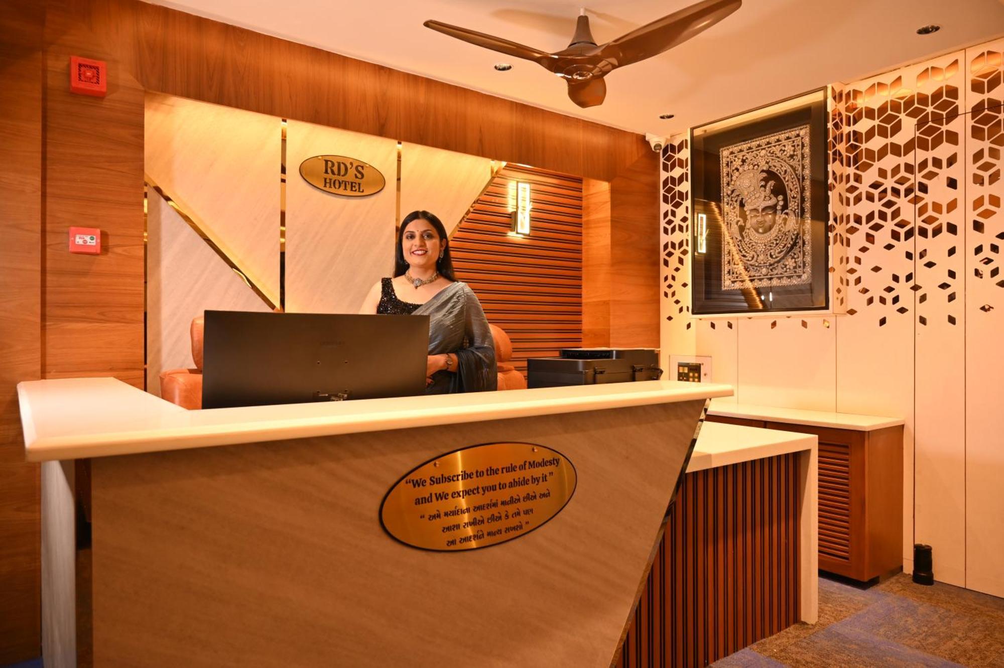 Rds Hotel Ahmedabad Exteriör bild